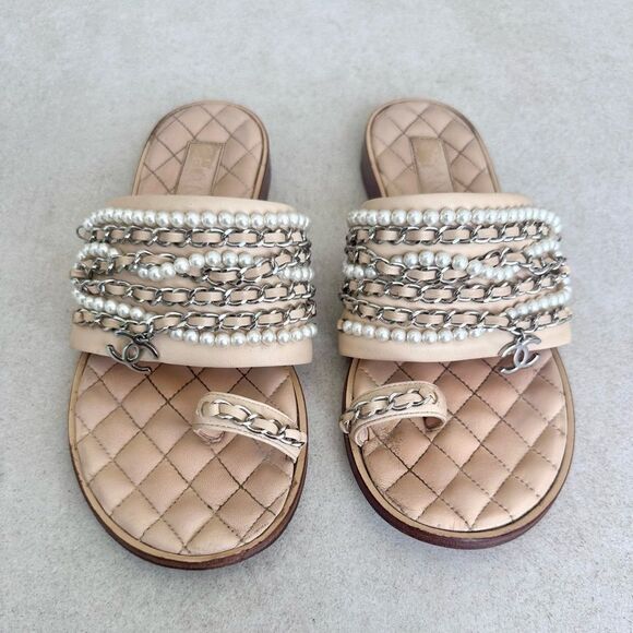 Chanel CC Logo Charm Lambskin Pearl Chain Flat Beige Sandals EU 39C Toe Ring - Picture 2 of 13